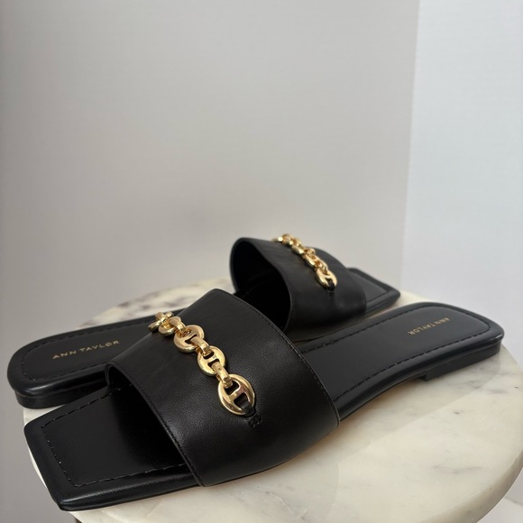 Ann Taylor Black Leather Slide Sandals Gold Chain Detail Size 10M - Picture 4 of 14